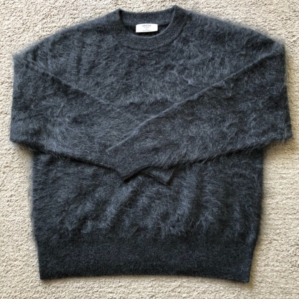 Aritzia Brushed Cashmere Relaxed Crewneck Sweater. NWOT.